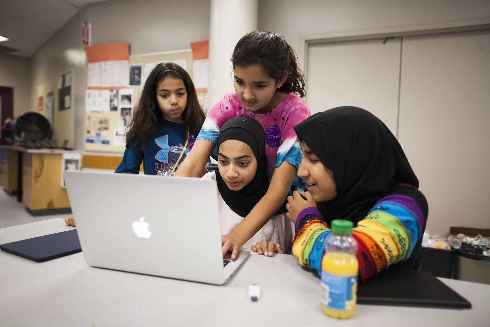 hackergal globeandmail Bonding over bots: Hackergal teaches Canadian girls about coding
